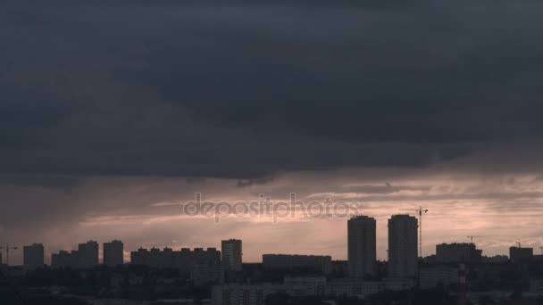 Tormenta sobre la ciudad de Ekaterinburg. Clima nublado en la ciudad — Vídeos de Stock