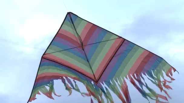 Pipa colorida voando ao vento. Pipa voadora close-up — Vídeo de Stock
