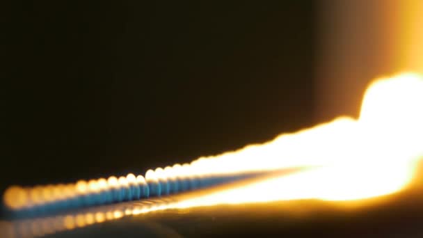 Tubería con fuego en el laboratorio de química de cerca. Sistema de gas en el laboratorio. Instrumento musical con llamas. Tubo y fuego de cerca — Vídeos de Stock