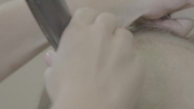 istemciler kafasını tıraş için makası kullanarak bir saç stilisti Close-Up
