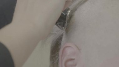 istemciler kafasını tıraş için makası kullanarak bir saç stilisti Close-Up