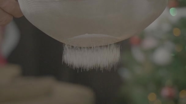 Close-up de peneira e açúcar em pó. Açúcar em pó derramado da peneira — Vídeo de Stock