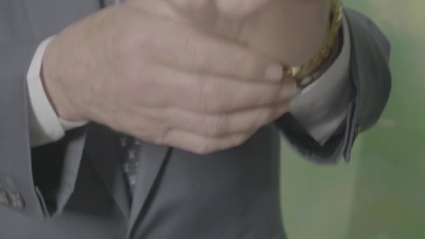 Senior affärsman tar bort sin klocka och ger det till en vän — Stockvideo