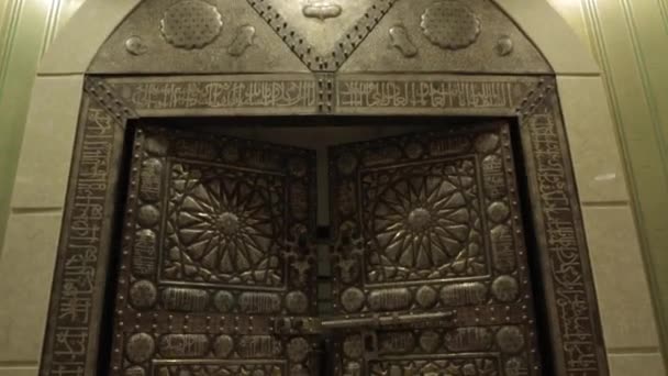 Винтажная деревянная дверь. Откроется роскошная дверь — стоковое видео