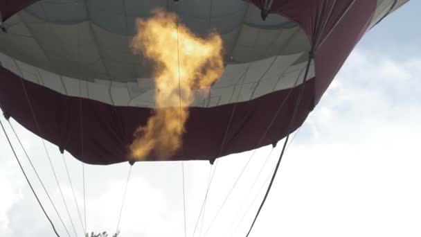 Detailní záběr z horkovzdušný balón plamene hořáku zářící. Horkovzdušný balón v letu na obloze zblízka — Stock video