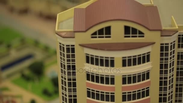 Miniatuur model, miniatuur gebouw, stad. Model steden. Miniatuur model, miniatuur speelgoed gebouwen, auto's en mensen. Maquette van de stad. Lay-out — Stockvideo