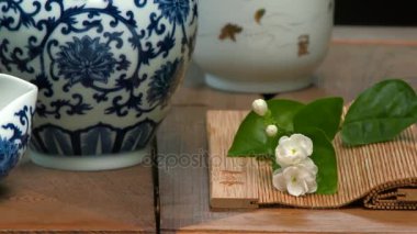 Çay töreni için mutfak eşyaları. Yakın çekim tabloda çay töreni, mutfak eşyaları ve aksesuarları için