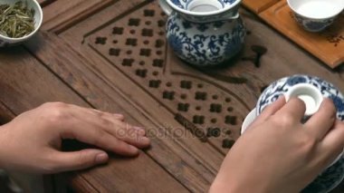Çin çay töreni çay master tarafından gerçekleştirilir. Çin çay töreni. Erkek dökme çay bardağı eller.