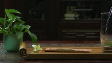 Çay töreni. Kadın sıcak su ile çay çaydanlık içine dökülen. Çiçeklenme çay çiçek içinde cam çaydanlık