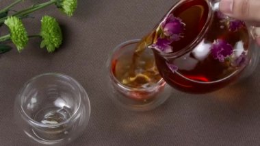 Çin çay töreni çay master tarafından gerçekleştirilir. Çin çay töreni. Erkek dökme çay bardağı eller.