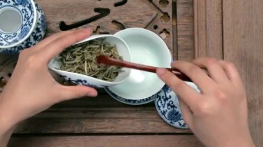 Kahverengi bir çaydanlık huni doldurma. Porselen Çin bardak, çelik çay kaşığı. Siyah, yeşil, puerh, Çin çayı, tieguanyin, sencha, çay