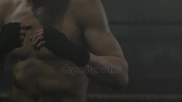 Boxer, děrování. Silný svalnatý boxer shadow box. Kickbox bojovník dělat shadow box — Stock video