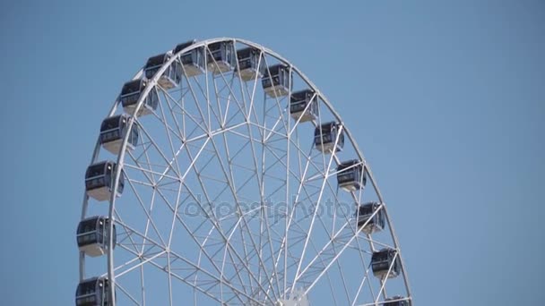 Riesenrad über blauem Himmel. Riesenrad über blauem Himmel. Riesenrad durch die Blätter — Stockvideo