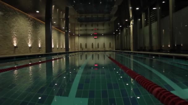 Πολυτελής Βίλα πισίνα με τοίχους από τούβλο, προβολή το βράδυ. Πισίνα τη νύχτα — Αρχείο Βίντεο