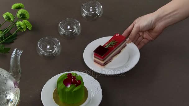 Bella teiera trasparente bollitore con gustoso tè nero verde con mela, con candele e con dessert sullo sfondo. Tè turco in vetro tradizionale su tavolo di legno. Torte e teiera di vetro — Video Stock