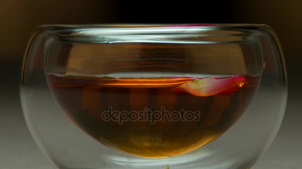 Chiudere una tazza di tè e menta su uno sfondo di legno. Un bicchiere di tè caldo da vicino. Ciotola di tè cinese estremo primo piano — Video Stock