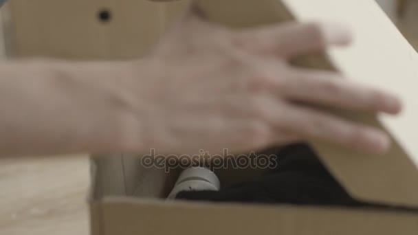 男は、箱から出して、ハンマーを引っ張る。ホームの改装工事をしている男、ボックスのハンマーを取り出すと — ストック動画