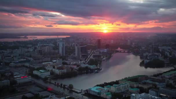 Yekaterinburg Stadtzentrum bei Sonnenuntergang. Hochhäuser, Wolkenkratzer am Ufer des Flusses. — Stockvideo