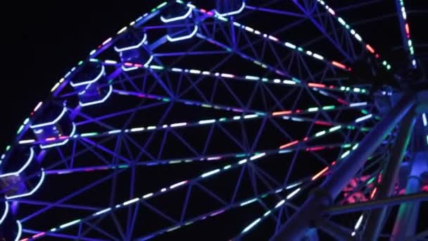 Ferris Wheel Over Blue Sky. Vintage pariserhjul over blå himmel. Pariserhjul gennem bladene – Stock-video