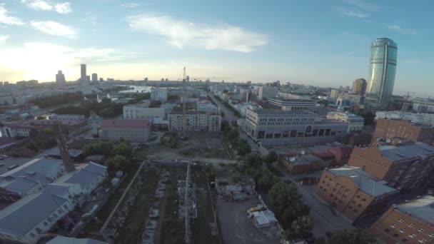 Luchtfoto van Ekaterinburg stad bij zonsondergang. Grote moderne centrum van boven gezien. Luchtfoto van de mooie stad — Stockvideo
