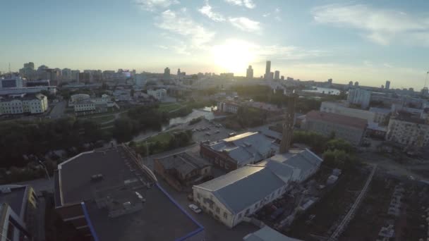 Vista aérea de la ciudad de Ekaterinburg al atardecer. Gran centro de la ciudad moderna vista desde arriba. Hermosa ciudad vista aérea — Vídeo de stock