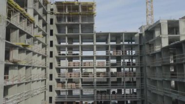 Vinç ile daireler inşaat alanında. Vinç ve bina inşaat