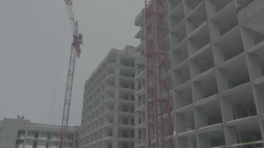 Vinç ile daireler inşaat alanında. Vinç ve bina inşaat