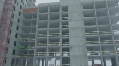 Vinç ile daireler inşaat alanında. Vinç ve bina inşaat