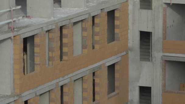 現代的なアパートの建物のファサード。マンションの建設 — ストック動画