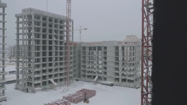 Lägenheter byggarbetsplats med kran. Crane och byggnadskonstruktion — Stockvideo