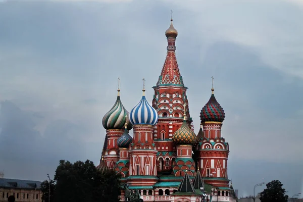De kathedraal van Saint Basils op het Rode plein in Moskou. Populaire landmark, Unesco wereld erfgoed site. Zomer kleurenfoto — Stockfoto