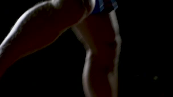 Fighter MMA bije worek z jego stóp na stronie — Wideo stockowe