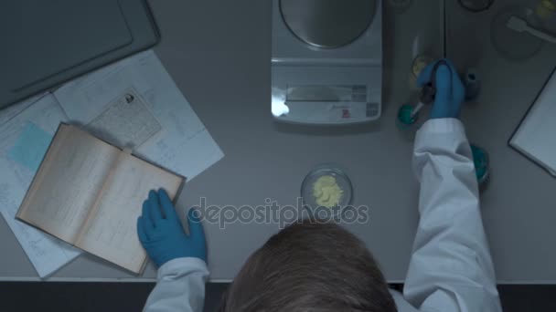 Chemische Forschung in Petrischalen. Forscher bereiten Farbteller in einem mikrobiologischen Labor vor. Hand eines Technikers, der Platten impft. Ansicht von oben. männlicher Wissenschaftler bei der Arbeit an modernen biologischen — Stockvideo
