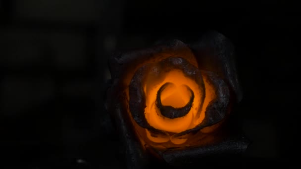 Le forgeron fait une rose de fer. L'homme fait une rose en fer 