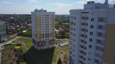 Mahalle bölgesinde yeni evler ile uyku üzerinde havadan görünümü. Bulutlu gökyüzü mavi panoramik modern bölgesi manzarası kuş gözü havadan görünümü dramatik güneş ve sabah altında iş ve kültür kavramı-