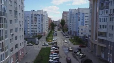 Mahalle bölgesinde yeni evler ile uyku üzerinde havadan görünümü. Bulutlu gökyüzü mavi panoramik modern bölgesi manzarası kuş gözü havadan görünümü dramatik güneş ve sabah altında iş ve kültür kavramı-