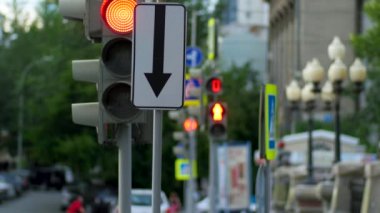 Meşgul bir şehir merkezi kavşak. Trafik lambası, kavşak, insanlar