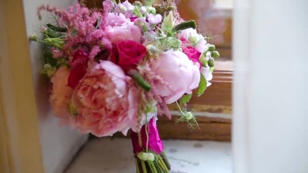 窓枠の上に花の美しい花束。ピンクと白の花の美しい花束が窓辺に — ストック動画