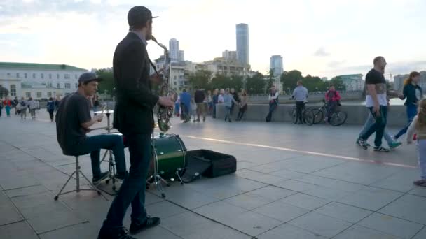 Ekaterinburg, Rusia 10 de junio de 2017: Músicos callejeros tocan jazz en la plaza de la ciudad. Músicos en la plaza del pueblo cantando y tocando — Vídeos de Stock