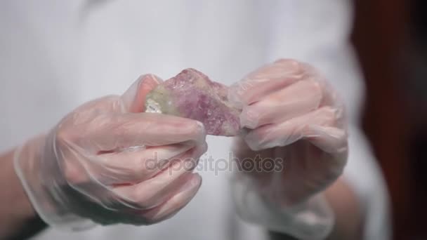 Científica Concentrada en la piedra en el laboratorio de cerca. Manos jovencita haciendo experimento de ciencia — Vídeos de Stock