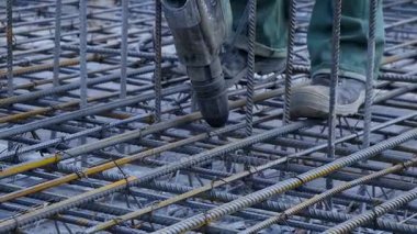İnşaat işçisi. Beton dökme için takviye metal çerçeve yapma şantiye işçi