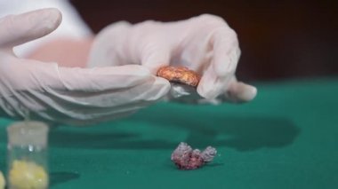 Bilim adamı ya da taş veya mineraller elinde tutan arkeolog. Arkeoloji elinde örnekleri grubu