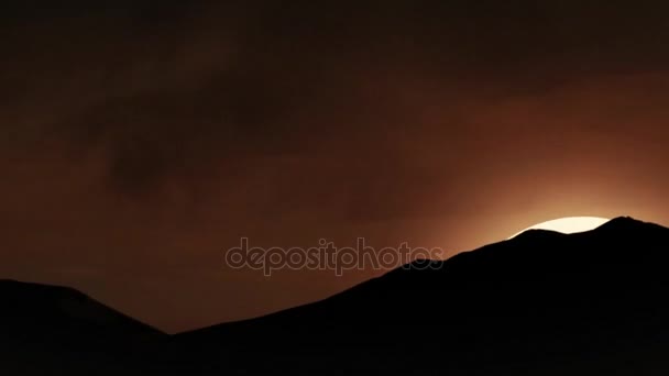 Hermosas dunas de arena en el desierto del Sahara. Hermosa puesta de sol en las montañas. Paisaje colorido con sol, sinrise o rayos de sol y animación del cielo azul — Vídeo de stock