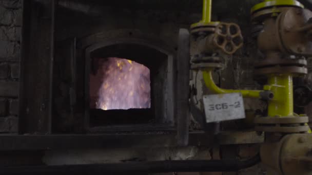 Fogão de ferro aberto na sala da caldeira. Incêndio dentro do forno na fábrica — Vídeo de Stock