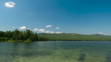 Güzel Oda. Yaz, yatay, mavi gökyüzü, ağaçlar ve göl, timelapse
