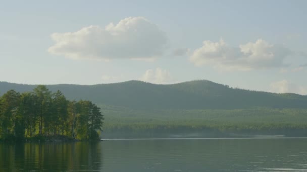Schöne Landschaft Flusswald Himmel. Panoramablick auf die Landschaft und strahlend blauer Himmel. Seewaldwolken — Stockvideo