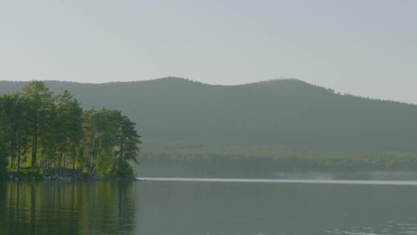 Lindo lago paisagem em uma floresta. Montanha lago e forrest — Vídeo de Stock