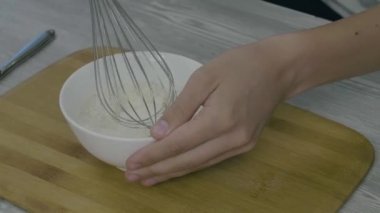 Yemek pişirmek için bir kapta yumurta çırpma eller portre üzerinde mans