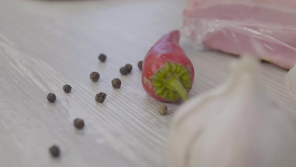 Hete chili pepers met knoflook — Stockvideo