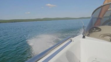 Form tekne motoru gölde yapılan dalga köpük sıçrama. Dalgalar ve motorbot pervane yapılan köpük. Deniz gidiş gemi geride iz. Yakın çekim.